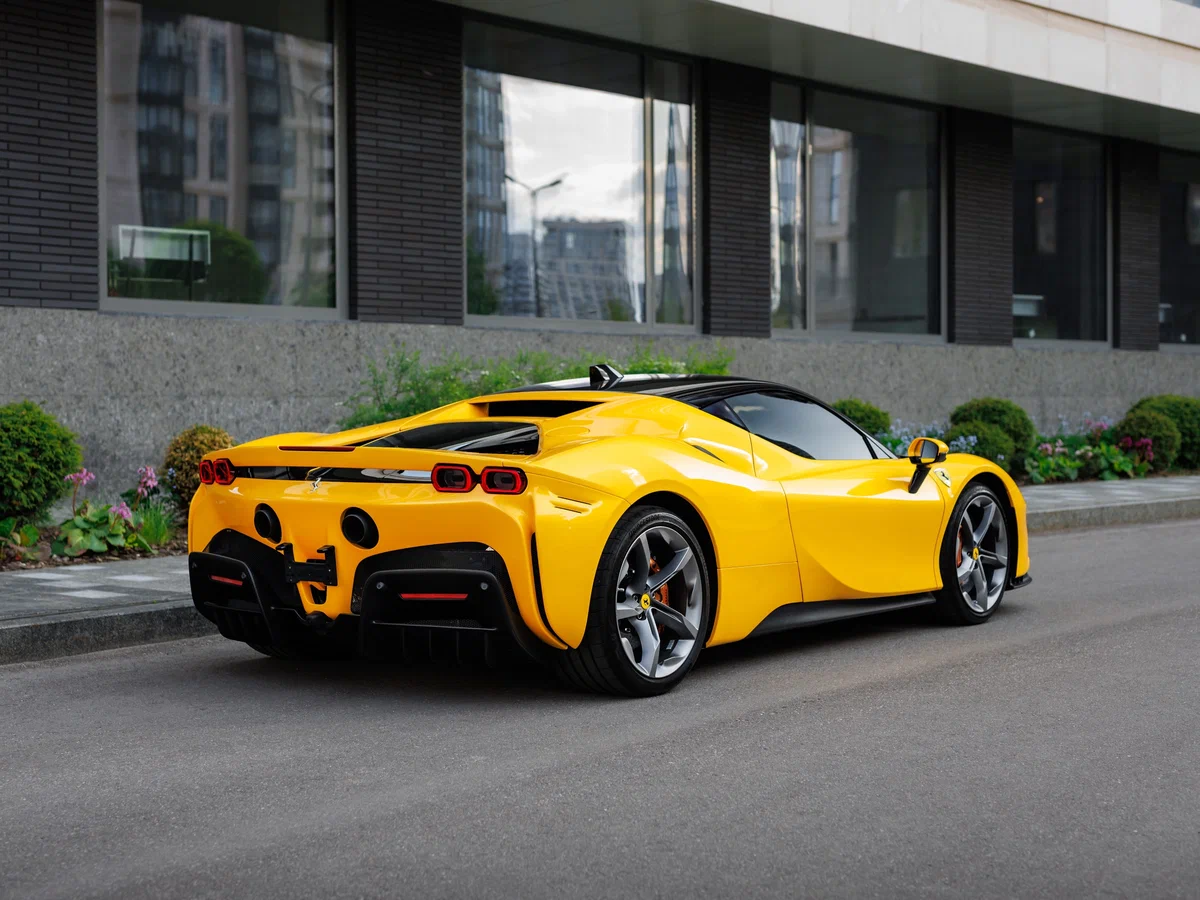 Ferrari SF90 Stradale di notte su pista